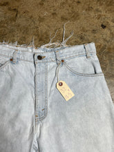 Load image into Gallery viewer, 90’s Levis 550 Denim Shorts - 32
